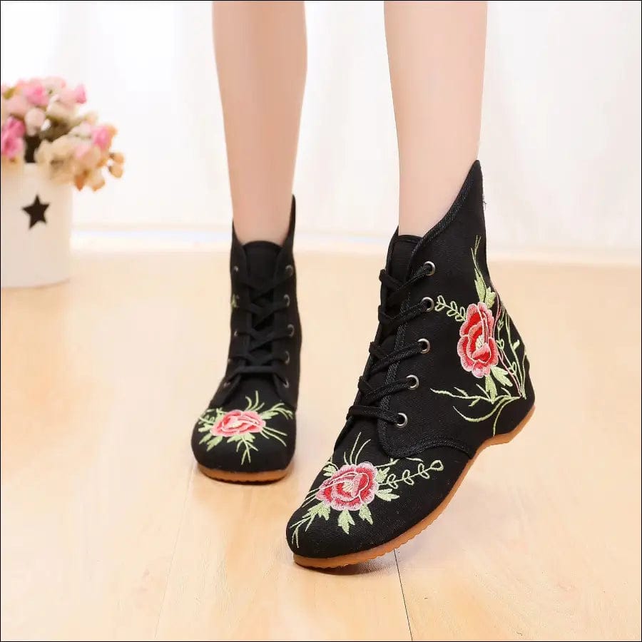 18 autumn and winter new embroidered cloth shoes national