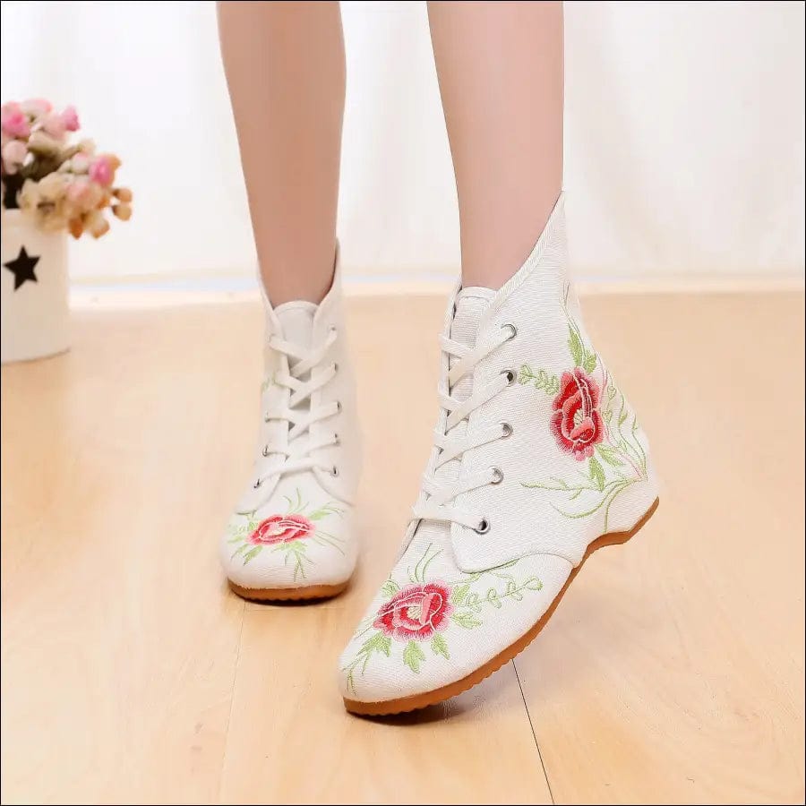 18 autumn and winter new embroidered cloth shoes national