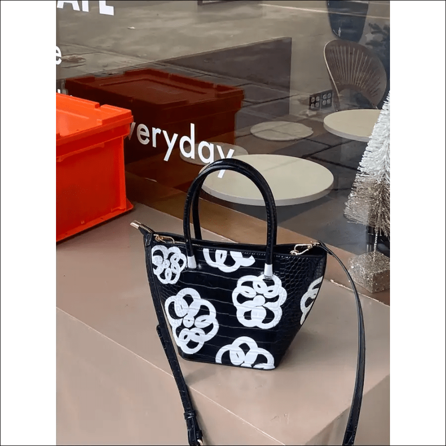 2020 South Korea new niche design flower doodle handbag