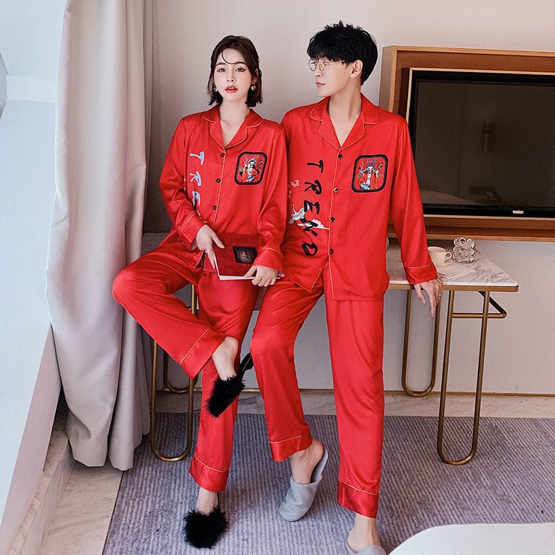 Nuevos elementos de estilo chino pijamas de pareja jitter solapa de seda sintética pijamas de tendencia INS 2 conjuntos personalizados al por mayor