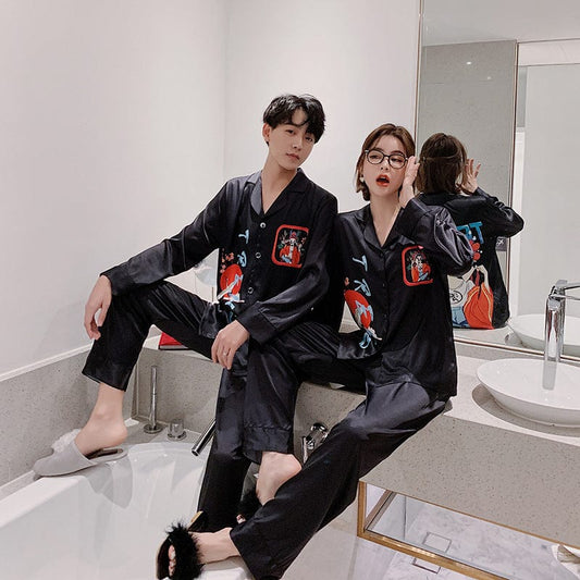 Nuevos elementos de estilo chino pijamas de pareja jitter solapa de seda sintética pijamas de tendencia INS 2 conjuntos personalizados al por mayor